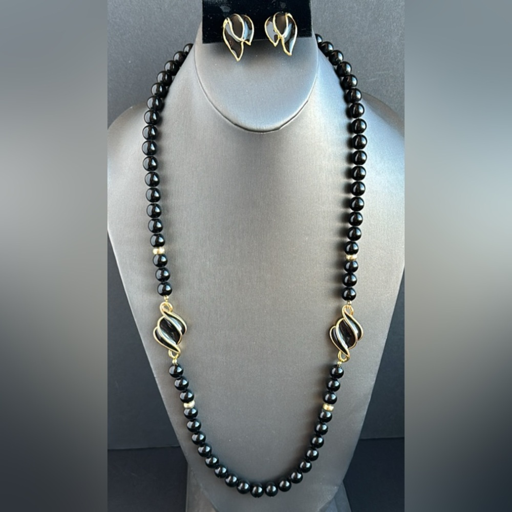 Vintage NAPIER Black Lucite Beaded Necklace w Black Enamel & Gold Tone Accents - Picture 6 of 7